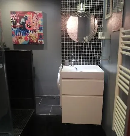 Large Atypical & Quaint Studio Апартаменты
