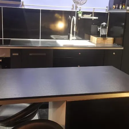 Large Atypical & Quaint Studio Апартаменты