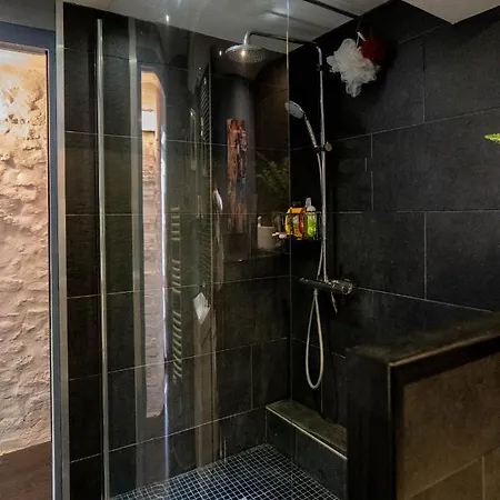 Large Atypical & Quaint Studio Апартаменты *